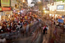 Một khu chợ đông đúc tại Mumbai, Ấn Độ, tháng 10/2022. (Ảnh: Reuters)