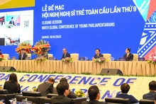 Chủ tịch Quốc hội Vương Đình Huệ, Phó Chủ tịch Thường trực Quốc hội Trần Thanh Mẫn, Chủ tịch IPU Duarte Pacheco, Tổng Thư ký IPU Martin Chungong, Chủ tịch Diễn đàn Nghị sĩ trẻ IPU Dan Carden và các đại biểu dự phiên bế mạc. (Ảnh: DUY LINH) 