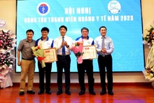 Ban Chấp hành Trung ương Đoàn trao tặng bằng khen cho các cá nhân có nhiều đóng góp trong công tác Đoàn Thanh niên ngành y tế.