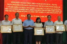 Lãnh đạo tỉnh Hưng Yên tặng bằng khen cho tập thể và cá nhân có thành tích xuất sắc trong thực hiện Nghị quyết số 29 của Ban Chấp hành Trung ương khóa XI.