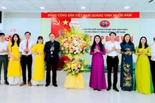 Bí thư Tỉnh ủy Hoàng Thị Thúy Lan chúc mừng Chi bộ Công ty TNHH Compal Việt Nam.