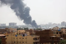 Khói bốc lên từ máy bay bốc cháy bên trong sân bay Khartoum, ngày 17/4/2023. (Ảnh: Reuters)