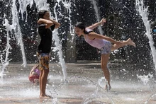 Các bé gái "giải nhiệt" trong thời tiết nắng nóng tại bang Texas, Mỹ, ngày 18/7/2023. (Ảnh: Reuters)