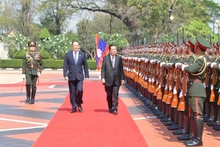 Lễ đón chính thức Thủ tướng Vương quốc Campuchia Samdech Techo Hun Sen.(Ảnh: báo Pasaxon)
