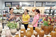 Nghệ nhân Hà Thị Vinh, Giám đốc Công ty TNHH Gốm sứ Quang Vinh (ngoài cùng bên trái). 