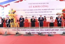 Các đại biểu khởi công dự án. 