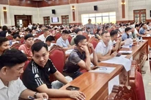 Khách hàng tham gia phiên đấu giá. 