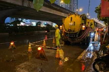 Công nhân Công ty Thoát nước Hà Nội sẵn sàng ứng trực tại các điểm thường xuyên xảy ra ngập úng. 