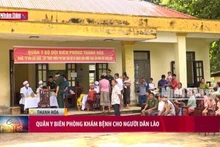 Quân y biên phòng khám bệnh cho người dân Lào