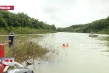 Đã tìm thấy thi thể nạn nhân vụ xe rác rơi xuống sông