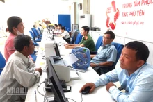 Cán bộ bộ phận một cửa Ủy ban nhân dân tỉnh Phú Yên. (Ảnh: PHƯƠNG NAM).