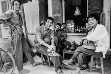 Những người đàn ông ngồi quán nước tại Hà Nội 30 năm trước - Andy Soloman.