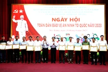 Khen thưởng các tổ chức, cá nhân tích cực trong công tác bảo đảm an ninh trật tự và phong trào toàn dân bảo vệ an ninh Tổ quốc.