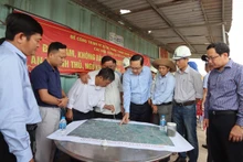 Phó Chủ tịch Ủy ban nhân dân tỉnh Long An Nguyễn Minh Lâm (áo xanh giữa) làm việc tại hiện trường với đơn vị thi công đường tỉnh 823D.