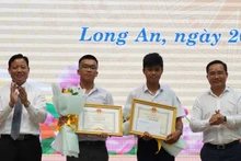 Lãnh đạo tỉnh Long An trao Bằng khen cho 2 học sinh đoạt giải Nhì Cuộc thi Khoa học Kỹ thuật cấp quốc gia.