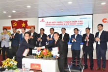 Lãnh đạo tỉnh Long An chứng kiến ký kết thỏa thuận hợp tác đầu tư nhà máy sản xuất thiết bị điện gió tại Long An. 