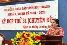 Chủ tịch Hội đồng nhân dân tỉnh Sóc Trăng Hồ Thị Cẩm Đào phát biểu tại kỳ họp.