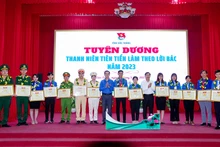 Tuyên dương các thanh niên tiên tiến làm theo lời Bác.