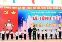 Trao học bổng cho các học sinh nông thôn vượt khó học tốt.