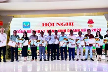 Khen thưởng cho các đại lý và cá nhân tiêu biểu.