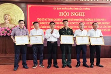 Bí thư Tỉnh ủy Sóc Trăng Lâm Văn Mẫn trao bằng khen cho các tập thể đạt thành tích tiêu biểu, xuất sắc trong đợt thi đua. 