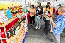 Khách hàng chọn mua sản phẩm OCOP tại siêu thị.