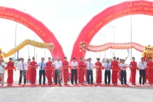 Lãnh đạo tỉnh Long An, nguyên Lãnh đạo Trung ương và tỉnh qua các thời kỳ cắt băng thông xe toàn tuyến Vành đai thành phố Tân An.