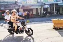 Cảnh sát giao thông dùng xe chuyên dụng đưa thí sinh kịp thời đến điểm thi.