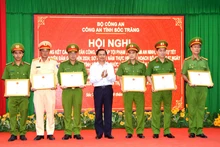 Chủ tịch UBND tỉnh Sóc Trăng Trần Văn Lâu trao Bằng khen cho các tập thể và cá nhân.