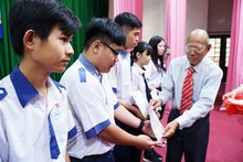 Thầy Lâm Es trao học bổng cho học sinh vượt khó học giỏi.