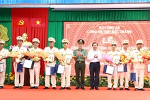Chủ tịch Ủy ban nhân dân tỉnh Sóc Trăng Trần Văn Lâu và Giám đốc Công an tỉnh Sóc Trăng Đại tá Trần Văn Dương, trao quyết định cho các cán bộ