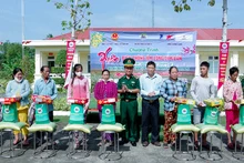 Trao quà Tết cho các hộ gia đình có hoàn cảnh khó khăn trên địa bàn khu vực biên giới biển huyện Cù Lao Dung.