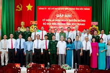 Các đại biểu chụp hình lưu niệm tại buổi gặp mặt.