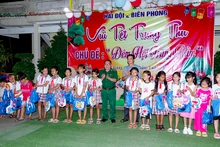 Tổ chức cho thiếu nhi vùng biên giới biển Sóc Trăng vui đêm Trung thu. (Ảnh Văn Long)