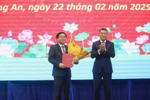 Trưởng Ban Tổ chức Trung ương Lê Minh Hưng trao Quyết định của Bộ Chính trị về việc điều động, chỉ định ông Nguyễn Văn Quyết giữ chức Bí thư Tỉnh ủy Long An.