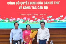 Lãnh đạo Tỉnh ủy và Ủy ban nhân tỉnh Long An trao quyết định và hoa cho Đồng chí Nguyễn Thị Thúy.