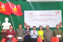 Lãnh đạo Sở Lao động, Thương binh và Xã hội Long An và Ban điều hành Quỹ công tác xã hội Anh hùng lực lượng vũ trang Nhân dân Phan Trọng Bình trao quà cho người có công. 