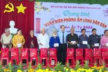 Lãnh đạo tỉnh Long An trao quà Tết cho gia đình chính sách, hộ nghèo vùng biên giới.