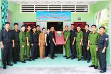 Cụm thi đua trao nhà đồng đội cho chiến sĩ Phòng Cảnh sát cơ động, Công an tỉnh Sóc Trăng.