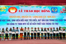 Trao học bổng Lương Định Của cho học sinh hiếu học tiêu biểu.
