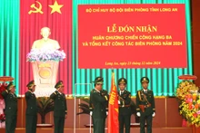 Thiếu tướng Trần Ngọc Hữu, Phó Tư lệnh Bộ đội Biên phòng thừa ủy Chủ tịch nước trao Huân chương Chiến công hạng Ba cho Bộ Chỉ huy Bộ đội biên phòng Long An.