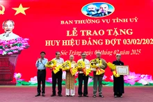 Đồng chí Lâm Văn Mẫn trao Huy hiệu Đảng cho các đảng viên 