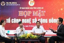 Các thành viên Tổ công nghệ số tại các địa phương tọa đàm chia sẻ kinh nghiệm tại buổi họp mặt. 