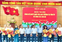 Lãnh đạo Tỉnh ủy và Ủy ban nhân dân tỉnh Long An trao các quyết định cho 7 cán bộ được điều động và bổ nhiệm. 