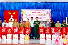 Trao tặng quà tết cho các hộ gia đình có hoàn cảnh khó khăn 