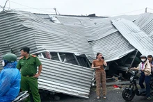 Lốc xoáy gây thiệt hại nhiều nhà dân tại thị xã Ngã Năm (Sóc Trăng).
