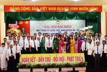 Các Ủy viên Ủy ban Mặt trận Tổ quốc Việt Nam huyện Mỹ Tú, nhiệm kỳ 2024 - 2029 ra mắt tại Đại hội.