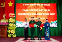 Đồng chí Hồ Thị Cẩm Đào và đồng chí Trần Văn Lâu trao thưởng cho tập thể đồn Biên phòng Trung Bình.