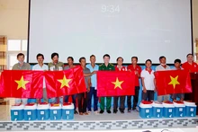 Trao tặng cờ Tổ quốc và bình lọc nước cho ngư dân.