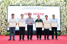 Trao giấy khen cho các tập thể xuất sắc trong thi đua nâng cao hiệu quả quản lý chất lượng an toàn thực phẩm nông lâm sản ở Sóc Trăng.